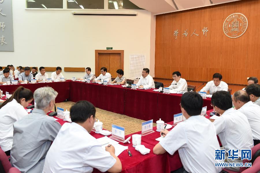 9月9日，中共中央总书记、国家主席、中央军委主席习近平来到北京师范大学看望教师学生，向全国广大教师和教育工作者致以崇高的节日敬礼和祝贺。这是习近平同学校师生代表进行座谈。新华社记者 马占成 摄